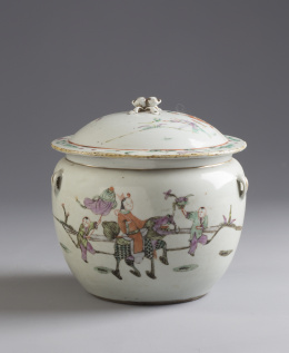 1247.  Sopera con tapa de porcelana esmaltada.Trabajo chino, pp. del S. XX