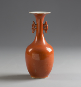 1244.  Jarrón de porcelana esmaltada en naranja.China, S. XIX - XXCon sello en la base.