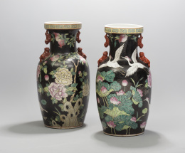 1249.  Pareja de jarrones de porcelana esmaltada "familia negra".China, S. XX