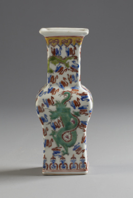 1246.  Jarrón de porcelana esmaltada.China, S. XIX.