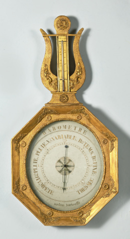 432.  Barómetro rematado en lira de madera estucada y dorada.Trabajo francés, h. 1830-40..
