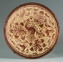 914.  Plato acuencado en cerámica de reflejo metálico de la serie de las clavelinas, con parladot.Manises, S. XVIII..