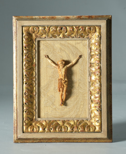 1294.  Cristo en marfil presentado en marco de madera policromado y dorado.Trabajo centro europeo, S. XVIII..