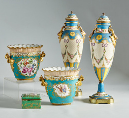 633.  Pareja de jarrones en porcelana con decoración floral Trabajo francés, S. XIX.