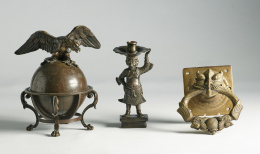 1268.  Pequeña caja de globo terráqueo rematado por un águila en broncePrincipios S. XX..