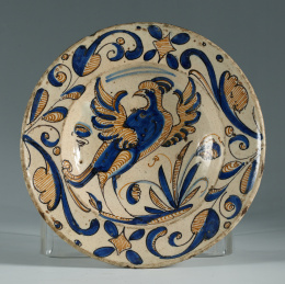 914.  Plato de cerámica esmaltada de serie tricolor con un pájaro en el asiento y hojas.Talavera, S. XVII..