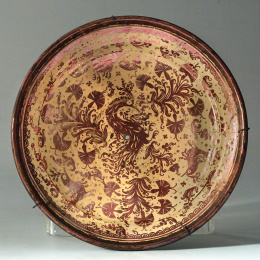 1157.  Plato acuencado de cerámica esmaltada de reflejo metálico, de la serie de las “clavelinas”.Manises, S. XVIII..
