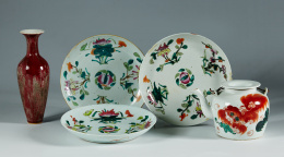 549.  Tres platos de porcelana esmaltada con decoración de hojas y flores.China, S. XIX 