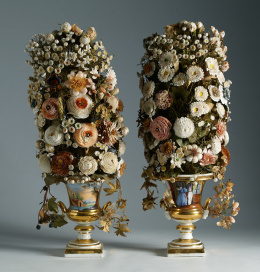 344.  Pareja de jarrones de porcelana de París de flores “en coquillage”Mallorca, segundo cuarto del S. XIX.