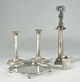 972.  Pareja de candeleros fernandinos en plata española punzonada. P. Sala, h. 1810..