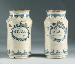 927.  Pareja de albarelos de cerámica esmaltada en azul de cobalto, con decoración Berain.Posiblemente cataluña, S. XVIII..