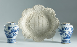 1141.  Fuente en tierra de pipa con decoración en relieve, imitando trabajo de cestería.Francia o Inglaterra, h. 1800.