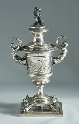 523.  Copa con escenas de caza, de plata conformada, repujada y fundida, ley 880.Italia, Venecia, h.1810.