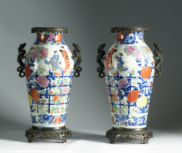 1171.  Pareja de jarrones montados en bronce de porcelana esmaltada decorada con Geishas y  peonías.Japón, S. XIX