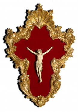 1331.  Cristo de marfil tallado, con marco posterior de madera tallada y dorada.S. XIX.