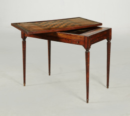 1109.  Mesa “tric-trac” de madera de caoba y marquetería.Trabajo francés, ffs. del S. XVIII..