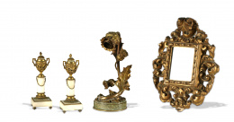 583.  Pareja de “cassolettes”  de estilo Luis XVI, de mármol blanco y metal dorado.Francia, segunda mitad del S. XIX..