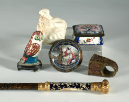 956.  Mango de sombrilla de esmalte con cartela decorativa de una dama, y oro.Trabajo francés, h. 1900..