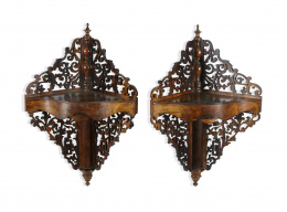 1070.  Pareja de rinconeras caladas en caoba.Trabajo español, h.1900..