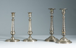 469.  Pareja de candeleros, decorado con palmetas neoclásicas, con astil de columna fajada.Barcelona, Jacinto Carreras, h. 1840. .