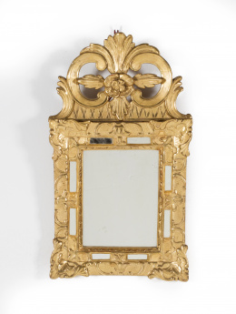 713.  Marco de espejo en madera tallada, calada y dorada.Francia, S. XIX..