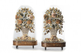 425.  Pareja de floreros “coquillage” Isabelinos en fanal trabajo realizado con conchas y flores.Posiblemente Mallorca s.XIX.