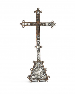1022.  Cruz Franciscana, olivo, cedro y  nácar incrustado e inciso.Tierra santa, s.XVIII.