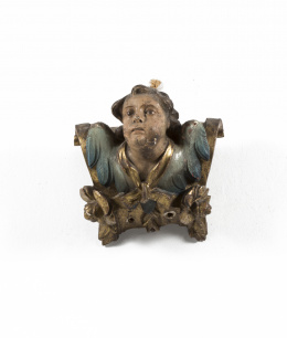 1076.  Voluta en madera tallada, policromada y dorada,  decorado con un  Querubín.Trabajo español, S.XIX.