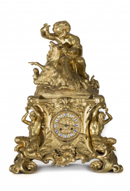 657.  Reloj de sobremesa en bronce dorado. Francia, ff. del S. XIX