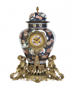 669.  Reloj sobre jarrón de porcelana japonesa Imari, con monturas en bronce dorado y sonería de medias y horas.Francia, S. XIX