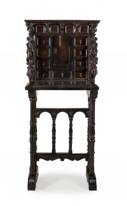 1337.  Escritorio del tipo “Stipo a bambocci” siguiendo modelos del S. XVI en madera de nogal tallado sobre mesa española de pie de puente de época posterior.Italia, Genova S. XIX.