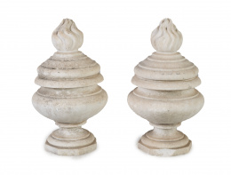 558.  Pareja de urnas de jardín llameantes en mármol tallado.Trabajo francés, pp. del S. XX