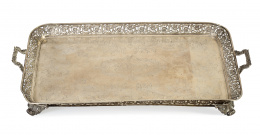 1239.   Bandeja de plata con decoración grabada.Oporto, 1870-1877.