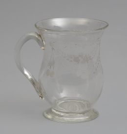 1151.  Jarro en vidrio transparente con guirnaldas.La Granja, periodo clasicista, 1787-1810