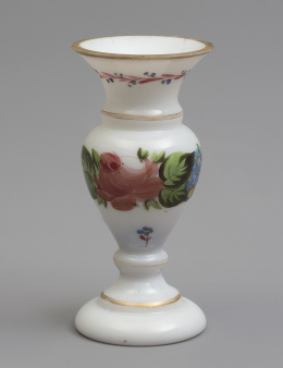 1099.  Jarro de opalina con cenefa de flores.La Granja, periodo historicista, h. 1833 - ffs. del S. XIX.