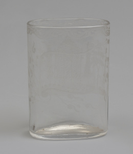 1149.  Vaso de faltriquera de recuerdo en vidrio blanco decoración grabada, con nombre "Purificación".La Granja