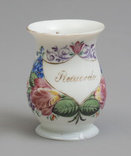 1100.  Jarrito en opalina con flores y cartela "Recuerdo".La Granja, periodo historicista, h. 1833 - ffs. del S. XIX.