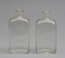 1105.  Dos frascas rectangulares en vidrio transparente, de decoración grabada.La Granja, S. XVIII.