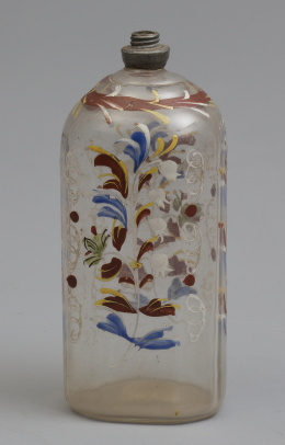 1103.  Frasca de vidrio transparente, decoración esmaltada.Bohemia, S. XVIII.