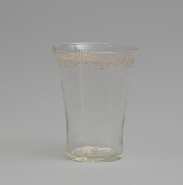 1102.  Vaso de vidrio transparente con decoración dorada y grabada.La Granja, periodo clasicista, 1727-1787
