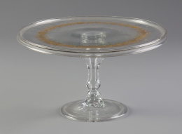 1108.  Salvilla de vidrio transparente con decoración grabada y dorada.La Granja, S. XVIII.