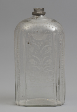 1104.  Frasca de vidrio transparente con decoración de grabado mate con una cesta de flores.La Granja, periodo barroco (1727-1787)