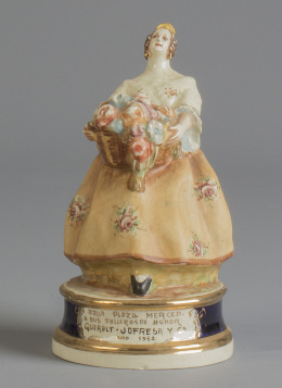 1139.  Valenciana de cerámica esmaltada.Antonio Peyró (1930-1940)Firmada y con sello en la base