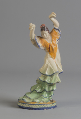 1112.  Gitana de cerámica esmaltada, con traje blanco.Triana, pp. del S. XX.