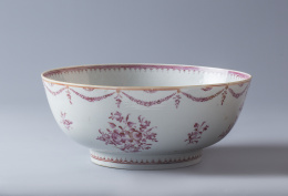 1062.  Cuenco de porcelana de compañía de indias, esmaltada con decoración de guirnaldas de flores.Trabajo chino para la exportación, S. XVIII