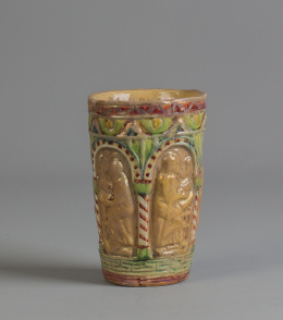 1140.  Vaso de cerámica esmaltada en reflejo metálico de estilo renacentista.Firmado Ramos Rejano. S. XX.