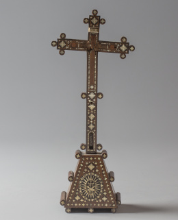992.  Cruz-relicario de madera con incrustaciones de nácar y el escudo de los franciscanos.Tierra Santa, S. XVIII - XIX.