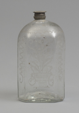 1097.  Frasca de vidrio transparente con decoración de grabado mate con una cesta de flores.La Granja, periodo barroco (1727-1787)