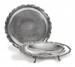 722.  Una salvilla y una bandeja de plata, con marcas.