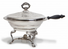 718.  Portafritos en plata con decoración grabada y mango de madera, S. XX.